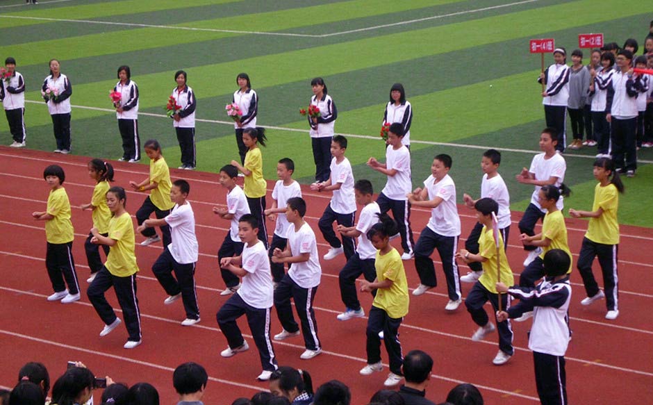 Students in the middle schools practice horse-riding dance for the morning exercise. (Photo/Xinhua)