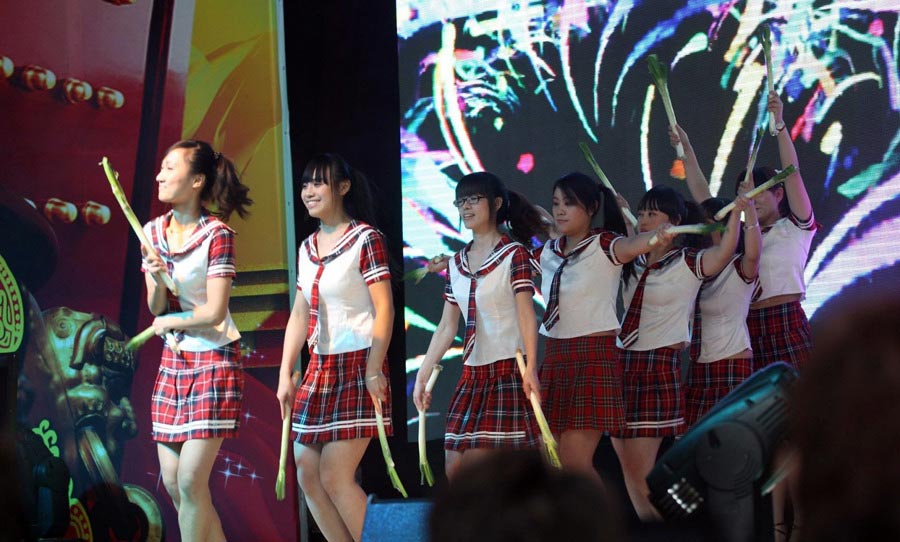 Girls perform the Onion dance in uniforms. (Photo/Xinhua)