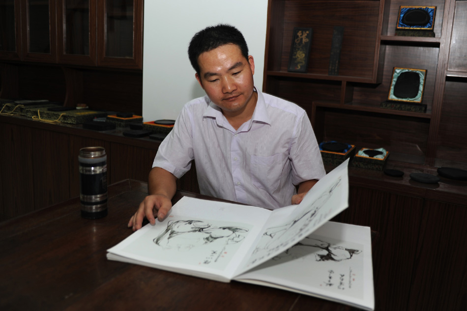 Wen Xin reads a book after work in Shexian County of east China's Anhui Province, Aug. 7, 2012. (Xinhua/Du Yu)