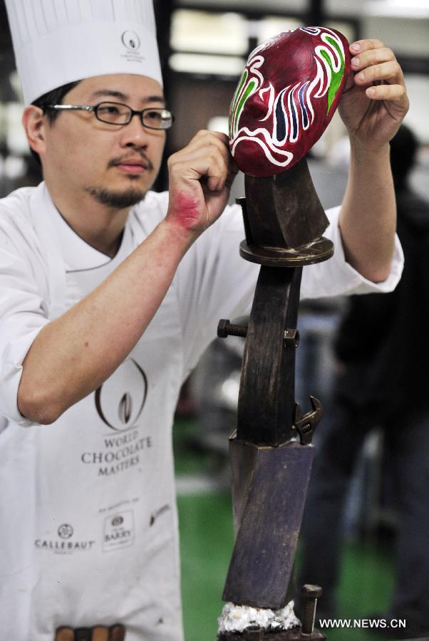 A contestant makes his creation at a qualifying test for the World Chocolate Masters (WCM) competition in Taipei, southeast China's Taiwan, Nov. 20, 2012. The winner of the qualifying test in Taiwan will also compete with counterparts from Chinese Mainland, Australia and Singapore in 2013, who will strive for the qualification within the scope of Asian-Pacific region to take part in the WCM competition. (Xinhua/Wu Ching-teng) 