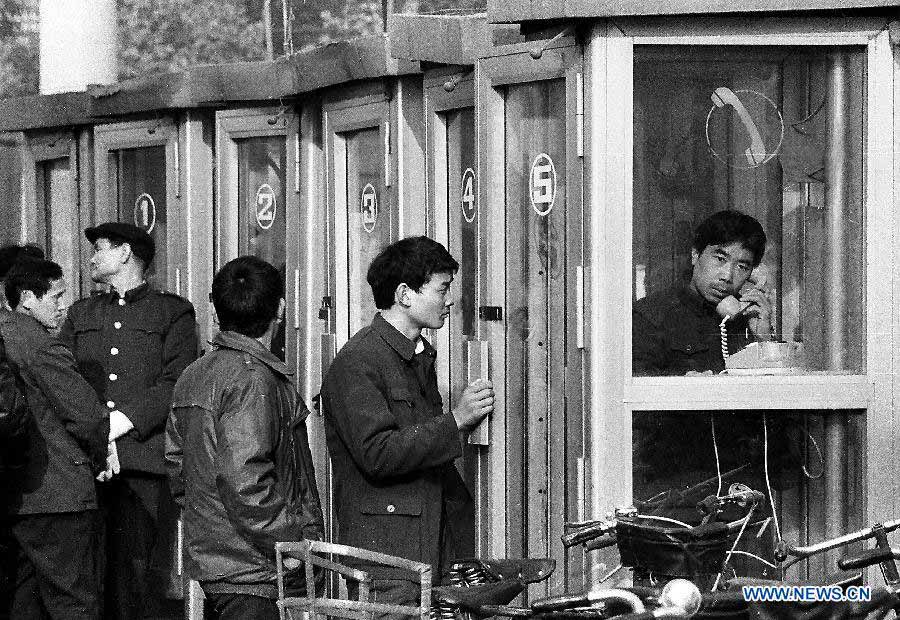 File photo taken in March, 1989 shows passengers line up for public telephone in Zhengzhou Railway Station in Zhengzhou, capital of central China's Henan Province. (Xinhua/Wang Song)