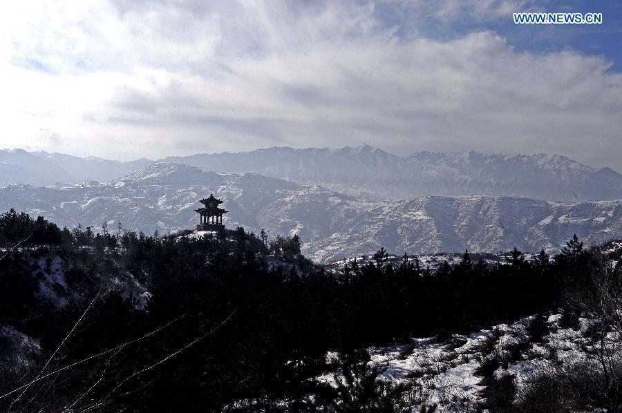 Photo taken on Nov. 20, 2012 shows the winter scenery of Hengshan Mountain, one of the Five Sacred Mountains of China, in Hunyuan County, north China's Shanxi Province. (Xinhua/Fan Minda) 