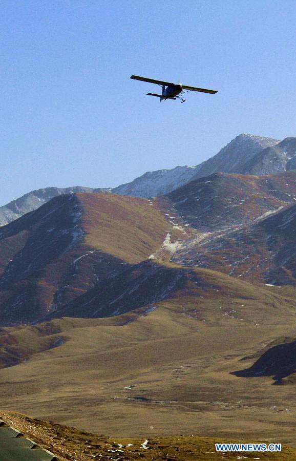 An unmanned aircraft designed to inspect power transportation lines in regions of high altitude flies during a test in Qinghai, a province on the Qinghai-Tibet Plateau, northwest China, Nov. 21, 2012. A research team of the Shandong Electric Power Research Institute (SEPRI) has recently conducted a flight test of unmanned aircrafts over the ground with altitude of 4,500 meters, which marks the end of the first round of the unmanned aircraft test project for inspecting power transportation lines on plateaus. (Xinhua) 