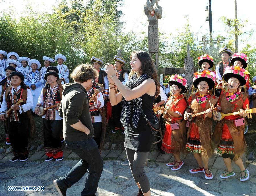 Two Canadian singers and local people perform at the first China Puer International Country Music Festival in Puer, southwest China's Yunnan Province, Nov. 21, 2012. The new silk road Miss World contest will also be held along with the festival, which kicked off here on Tuesday. (Xinhua/Yang Zongyou) 