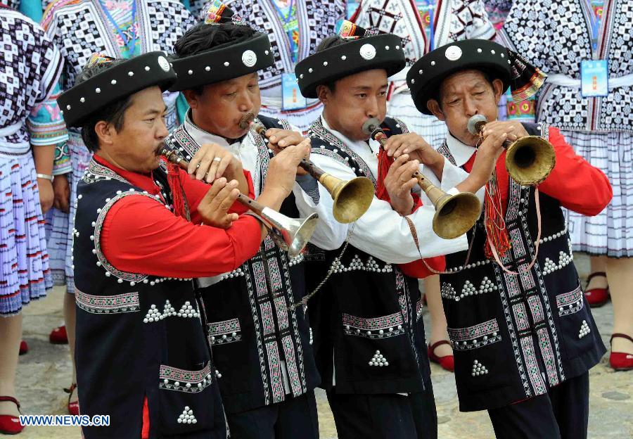 ople of the Yi Ethnic Group perform at the first China Puer International Country Music Festival in Puer, southwest China's Yunnan Province, Nov. 21, 2012. The new silk road Miss World contest will also be held along with the festival, which kicked off here on Tuesday. (Xinhua/Yang Zongyou) 