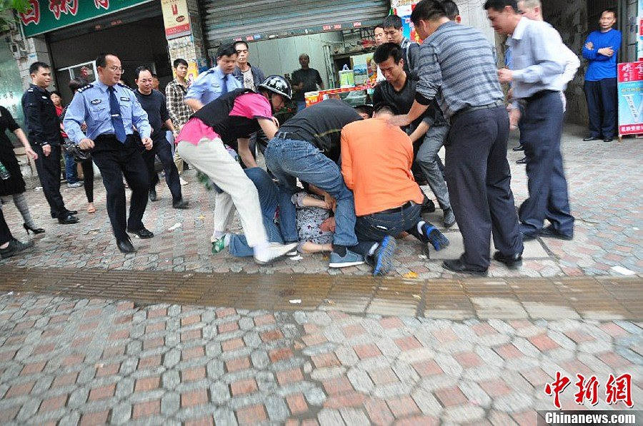 The robber is captured alive by police. A drug addict hijacked a female grocery store owner with knife at 2 p.m. on Nov. 21, 2012 in Cenxi of Guangxi Zhuang autonomous region. After three hours’ confrontation with the local police, the robber was captured alive by police and the hostage was successfully rescued.(Chinanews/Lin Yaoyong) 