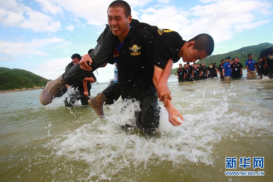 Sprint trainee in sea water. (Xinhua/Liu Changlong)