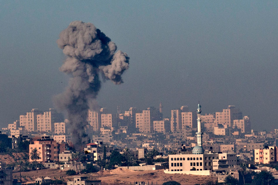 Heavy smoke is seen after Israeli air strikes in the Gaza Strip, on Nov. 15, 2012. (Xinhua/AFP)