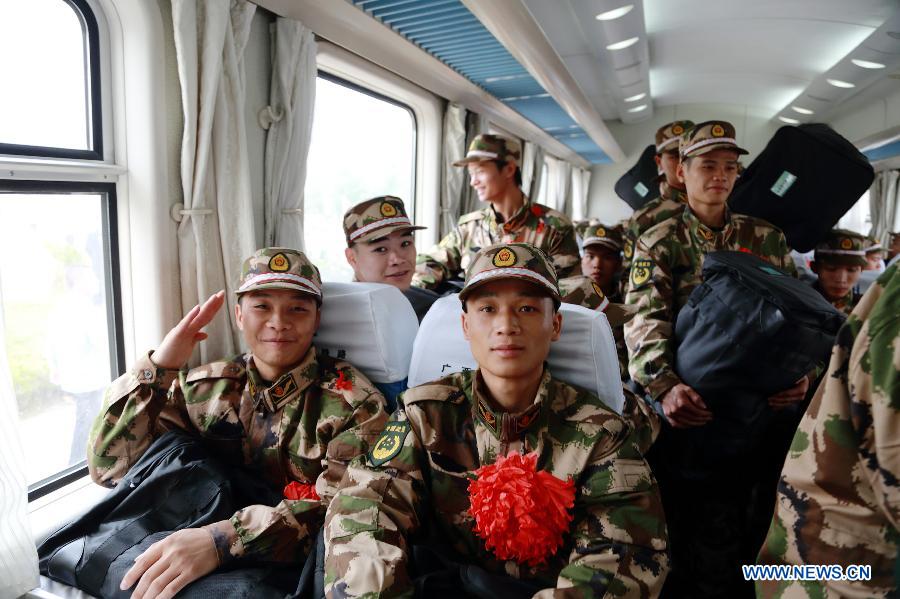 New military recruits take a train to leave for southwest China's Tibet Autonomous Region in Qinzhou City, south China's Guangxi Zhuang Autonomous Region, Nov. 20, 2012. A total of 370 new soldiers in Qinzhou have headed to Tibet region ahead of schedule so as to adapt to plateau climate. (Xinhua/Xu Zhigan) 