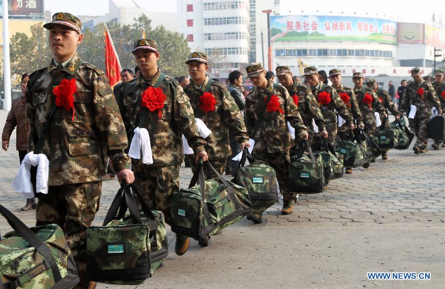 New military recruits queue to leave for southwest China's Tibet Autonomous Region in Xuchang City, central China's Henan Province, Nov. 21, 2012. A total of 40 new soldiers in Xuchang have headed to Tibet region ahead of schedule so as to adapt to plateau climate. (Xinhua/Niu Shupei)  
