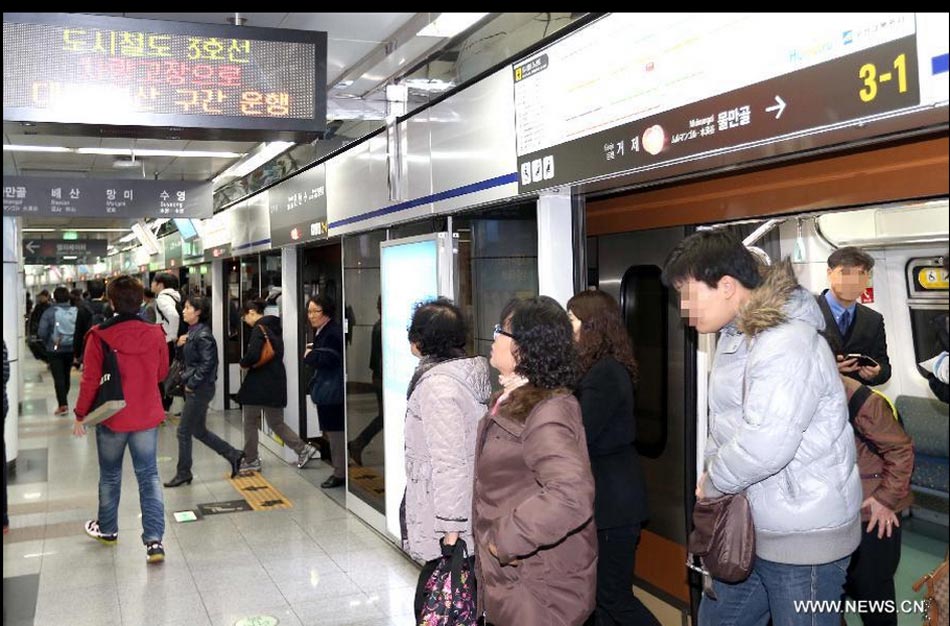 Passengers get off their train after accident at an unaffected subway station of Busan, South Korea, on Nov. 22, 2012. More than 100 people were injured when two subway trains collided with each other on Thursday in South Korea's southern city of Busan, local TV reports said. (Xinhua/Yonhap)