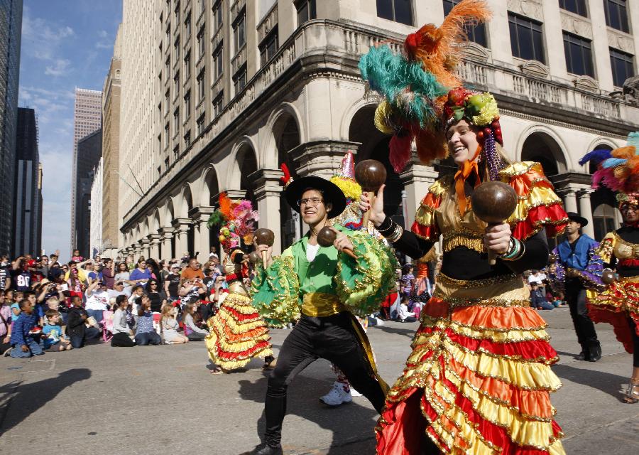 Performers dressed in traditional Mexican costumes march during the 2012 Thanksgiving Day Parade in Houston, the United States, Nov. 22, 2012. (Xinhua/Song Qiong)