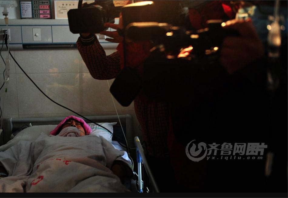 Gong Yuben lies in bed at a central hospital in Zaozhuang city of Shandong province on Nov. 22.  (iqilu.com/Zhang Xiaobo)