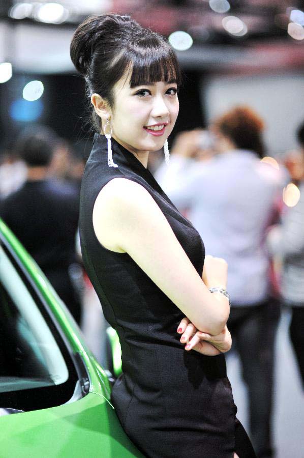 A model poses for photos at the 10th China (Guangzhou) International Automobile Exhibition in Guangzhou, capital of south China's Guangdong Province, Nov. 23, 2012. The exhibition, which kicked off on Friday, will last until Dec. 2. (Xinhua/Li Shiqi) 