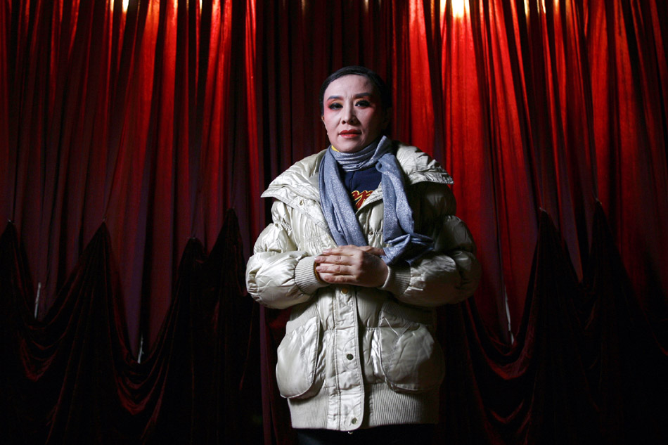 Wu Fenghua poses for a photo before a night show in Shaoxing, east China's Zhejiang Province, Feb. 1, 2012. (Xinhua)