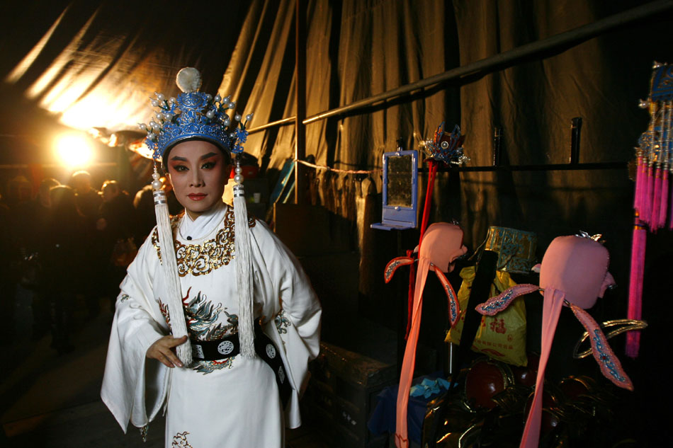 Wu Fenghua (C) rehearses before a night show in Shaoxing, east China's Zhejiang Province, Feb. 1, 2012. (Xinhua/Cui Xinyu)
