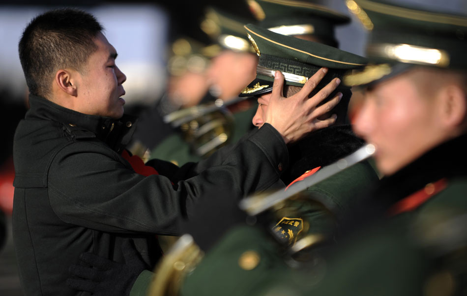 A veteran bids farewell to his comrades at Yinchuan railway station on Nov. 25, 2012. Thousands of veterans bid farewell to their camp, comrades and set foot on their way home that day. (Xinhua/Li Ran)
