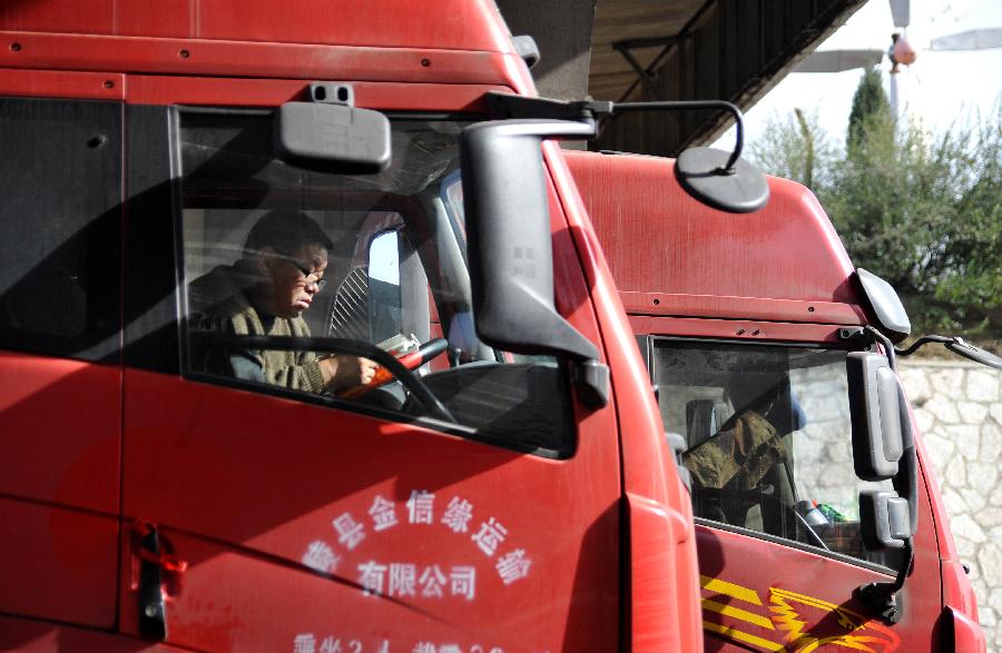 A driver waits in a truck on the Jingtai Highway in Jinan, east China's Shandong Province, Nov. 26, 2012. Several traffic accidents happened on the highway and caused a traffic jam on Monday. (Xinhua/Xu Suhui) 