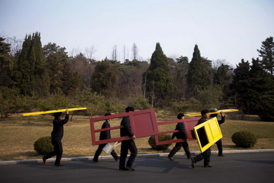 Workers carry the printed doorframes on the way to Mangyongdae. (Photo/Xinhua)