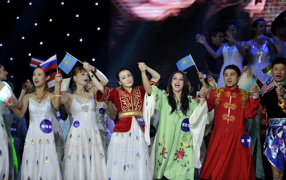 The closing ceremony of the fifth "Chinese Bridge" competition in Kunming. (Source:Xinhua Photo/Lin Yiguang)