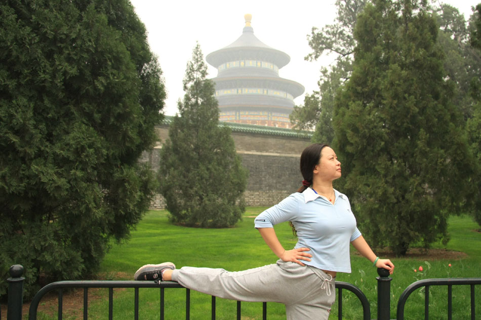 Director and choreographer Tong Ruirui does morning exercise in Beijing, capital of China, April 20, 2012. (Xinhua/Zhang Keren)