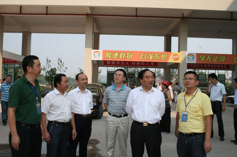 Lei Zhengfu visits a school in Chongqing on Sept. 28, 2010. (Xinhua)