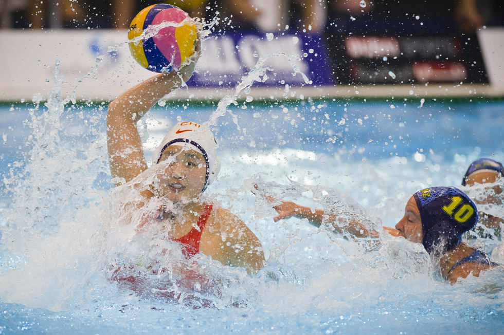 During the Ninth Asian Swimming Championships held on Nov. 25 in Dubai, the United Arab Emirates, China women's water polo team won the championship at 13 to 8.(Xinhua Photo)