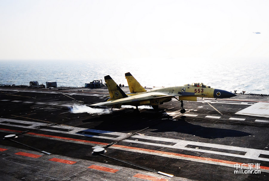 Photo shows carrier-borne J-15 fighter jet lands on China's first aircraft carrier, the Liaoning. (mil. cnr.cn/ Sun Li)