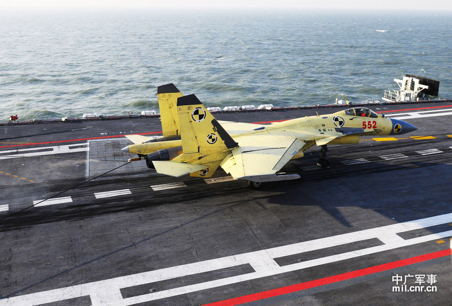 Photo shows carrier-borne J-15 fighter jet lands on China's first aircraft carrier, the Liaoning. (mil. cnr.cn/ Sun Li)