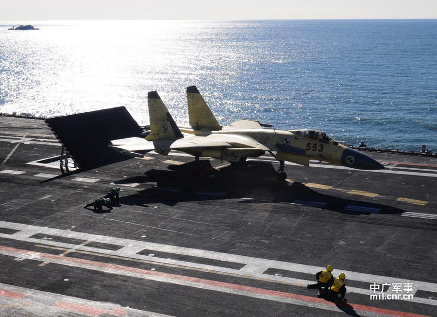 Photo shows carrier-borne J-15 fighter jet on China's first aircraft carrier, the Liaoning. (mil. cnr.cn/ Sun Li)