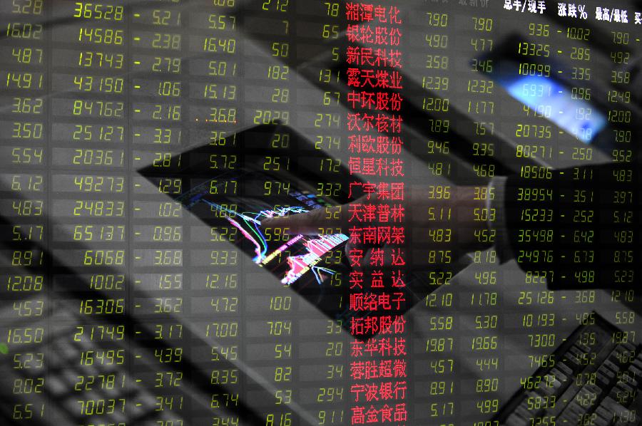 An investor checks stock information at a stock trading hall in Hangzhou, capital of east China's Zhejiang Province, Nov. 27, 2012. Chinese stocks continued to fall Tuesday, with the benchmark Shanghai Composite Index dipping 1.3 percent, or 26.3 points, to end at 1,991.17, the lowest level since February 2009. The Shenzhen Component Index closed at 7,936.74, down 79.33 points, or 0.99 percent. (Xinhua/Ju Huanzong)