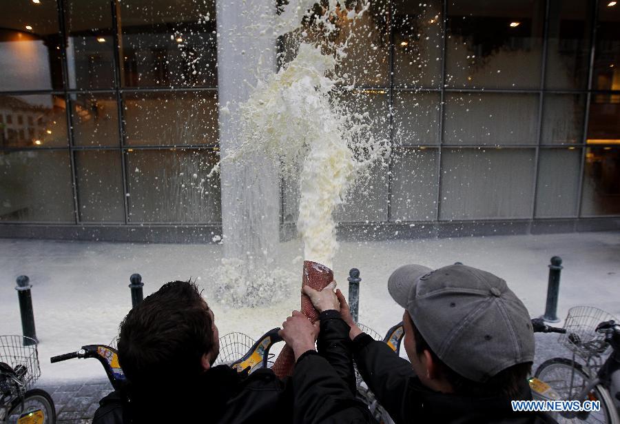 Dairy farmers spray milk to European Parliament building during a protest against EU agricultural policies at the Place du Luxembourg in Brussels, capital of Belgium, on Nov. 26, 2012. Dairy farmers from all over Europe demonstrated today with about 1,000 tractors at the European Parliament in Brussels to protest against falling milk prices caused by overproduction in the continent. (Xinhua/Zhou Lei) 