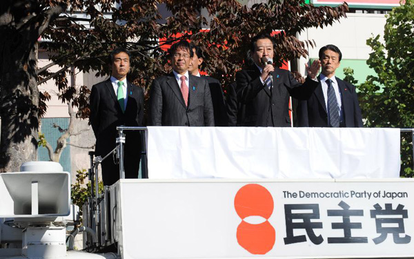 Japanese Prime Minister Yoshihiko Noda (2nd-R) makes a speech to the public during an election campaign event in Tokyo on Nov. 27, 2012. The ruling Democratic Party of Japan led by Noda will announce its campaign pledges ahead of the general election on December 16. (Xinhua/Ma Ping)