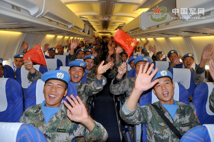 The 100 Chinese peacekeepers who are the third batch of the first Chinese peacekeeping contingent to South Sudan returning to China arrive at the Xinzheng International Airport in central China's Henan province by air on November 24, 2012. (chinamil.com.cn/Shen Dongdong)　