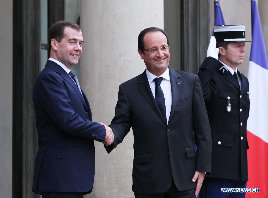French President Francois Hollande (C) welcomes visiting Russian Prime Minister Dmitry Medvedev before their meeting at the Elysee presidential palace in Paris, France, Nov. 27, 2012. (Xinhua/Gao Jing)