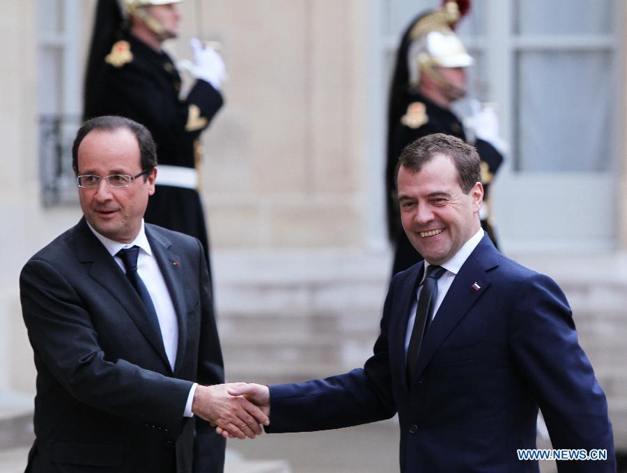 French President Francois Hollande (L) welcomes visiting Russian Prime Minister Dmitry Medvedev before their meeting at the Elysee presidential palace in Paris, France, Nov. 27, 2012. (Xinhua/Gao Jing)