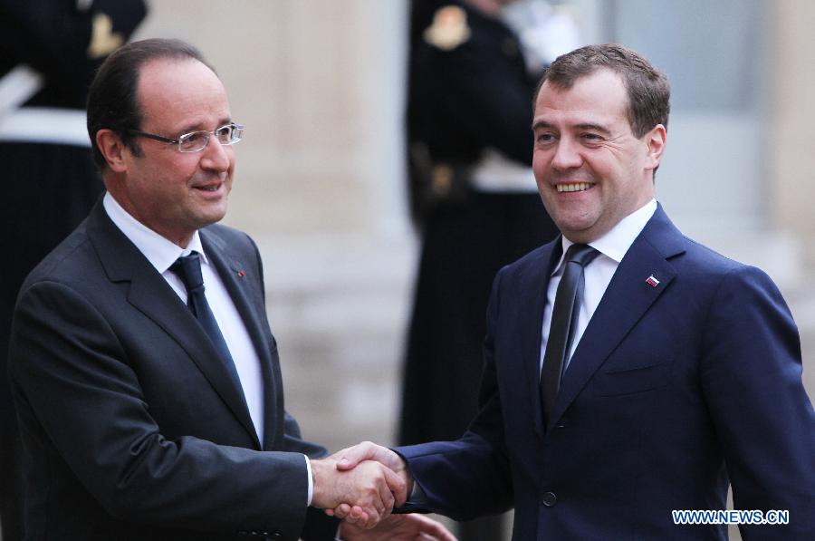 French President Francois Hollande (L) welcomes visiting Russian Prime Minister Dmitry Medvedev before their meeting at the Elysee presidential palace in Paris, France, Nov. 27, 2012. (Xinhua/Gao Jing)
