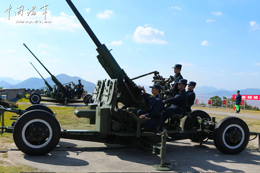 An anti-aircraft artillery regiment under the East China Sea Fleet of the Navy of the Chinese People's Liberation Army (PLA) conducts an actual-combat training to improve its overall combat capability. (navy.81.cn /Wan Fusheng, Wu Gudong, Hu Lin)