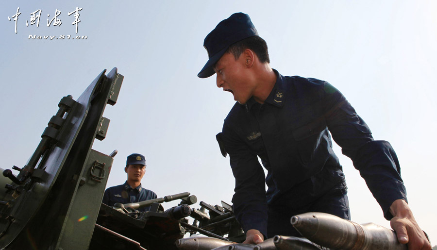 An anti-aircraft artillery regiment under the East China Sea Fleet of the Navy of the Chinese People’s Liberation Army (PLA) conducts an actual-combat training to improve its overall combat capability. (navy.81.cn /Wan Fusheng, Wu Gudong, Hu Lin)