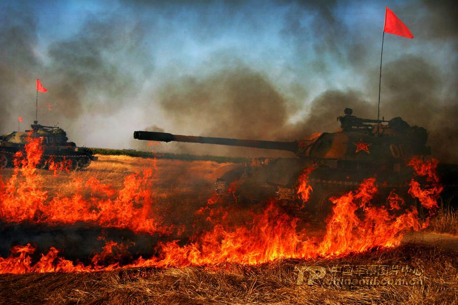 Tanks cross through heavy fire.  (tp.chinamil.com.cn / Zhang Lei)