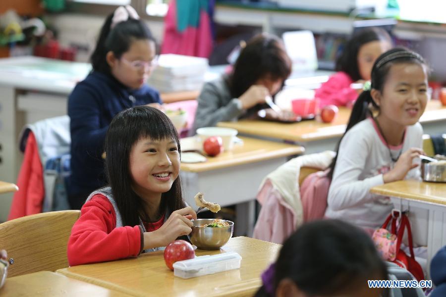 Students of Dajia Elementary School enjoy their lunch in Taipei, southeast China's Taiwan, Nov. 29, 2012. Food metarials are purchased through bidding in order to make sure of the nutrition, low price and taste of lunch for students. (Xinhua/Xing Guangli) 