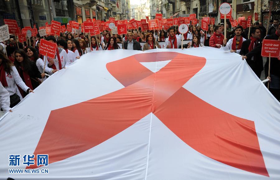 Citizens hold up slogans in the AIDS memorable parade in Istanbul, Turkey on Dec 1, 2012. (Xinhua/ Ma Yan)