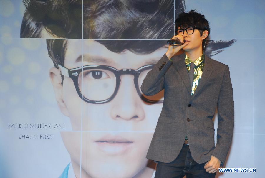 Hong Kong singer Khalil Fong performs at an event promoting his new album "Back to Wonderland" in Taipei, southeast China's Taiwan, Nov. 30, 2012. (Xinhua)