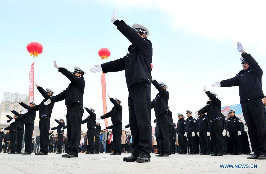 Traffic policemen show traffic signals during an event to mark the country's first national day for road safety in Yinchuan, capital of northwest China's Ningxia Hui Autonomous Region, Dec. 2, 2012. (Xinhua/Peng Zhaozhi)