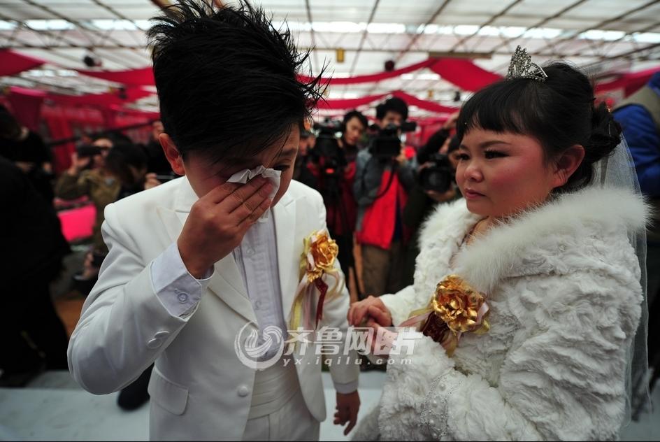 Seven couples who are about 126-centimeter-tall from a Beijing shadow play troupe attended the group wedding on Saturday. (iqilu.com/Zhang Xiaobo) 