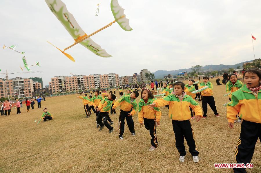 Young participants take part in a model aircraft competition for teenagers in Rong'an County, southwest China's Guangxi Zhuang Autonomous Region, Dec. 2, 2012. (Xinhua/Tan Kaixing) 