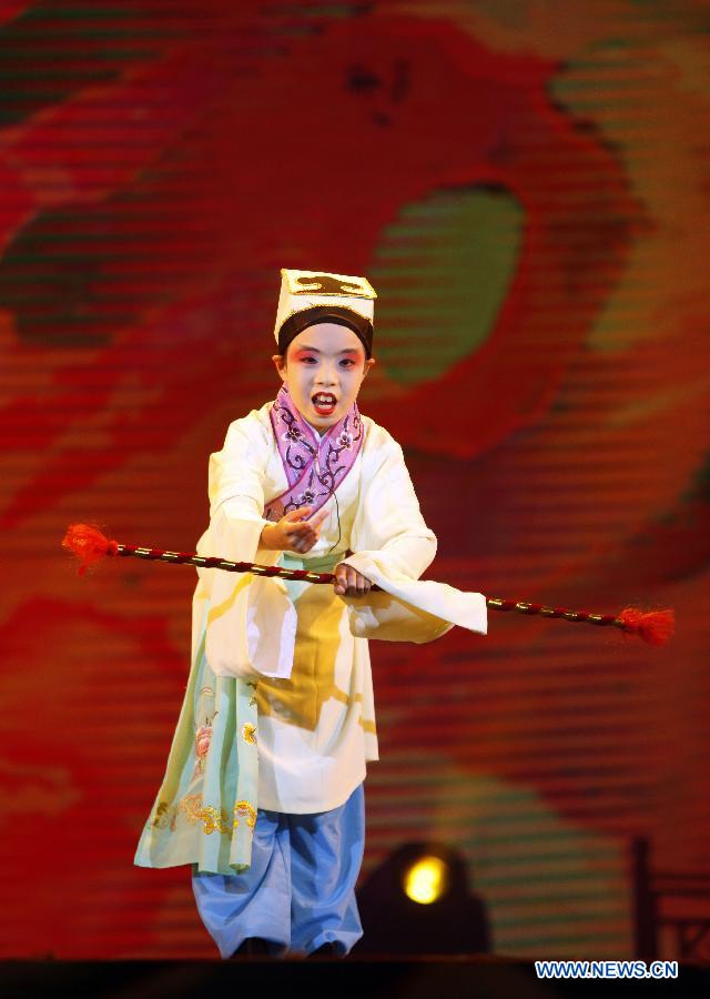 The combined photo taken on Dec. 2, 2012 shows that a primary school student named Ji Xiangrui performs , capital of China. About 2,000 students participated in the contest. (Xinhua/Duan Zhuoli)
