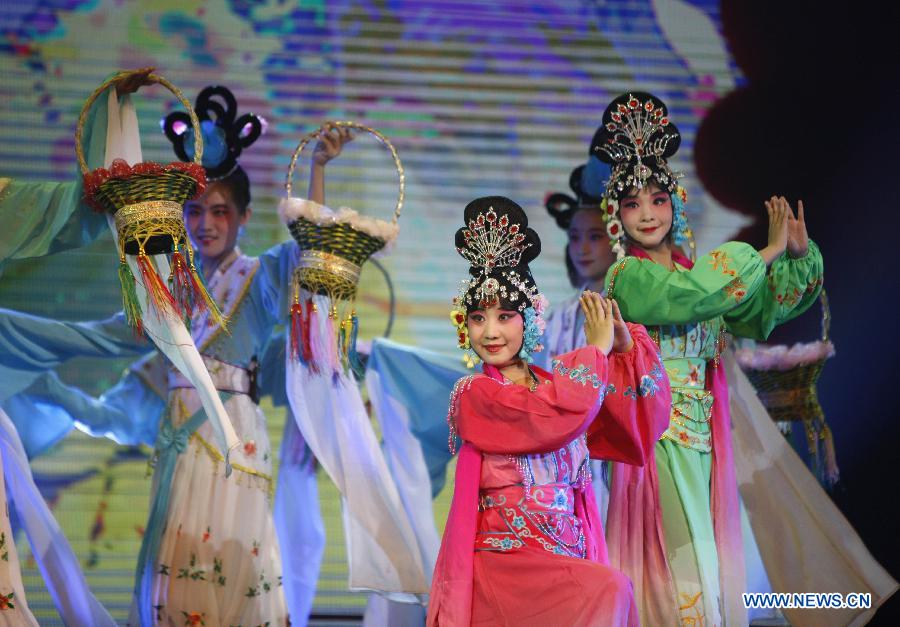 Middle school students perform during the awarding ceremony of a Chinese opera contest for students at the National Academy of Chinese Theatre Arts in Beijing, capital of China, Dec. 2, 2012. About 2,000 students participated in the contest. (Xinhua/Duan Zhuoli) 