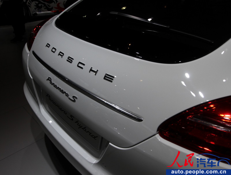 Porsche Panamera S Hybrid arrives at Guangzhou Auto show (22)