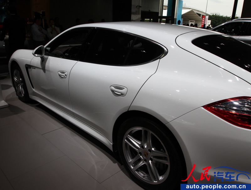 Porsche Panamera S Hybrid arrives at Guangzhou Auto show (8)